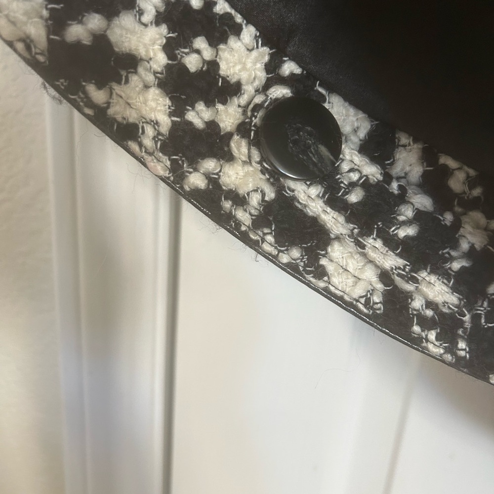 Gorgeous Houndstooth Cape, black, Ivory, button closure. Small, gently used. - Picture 7 of 14